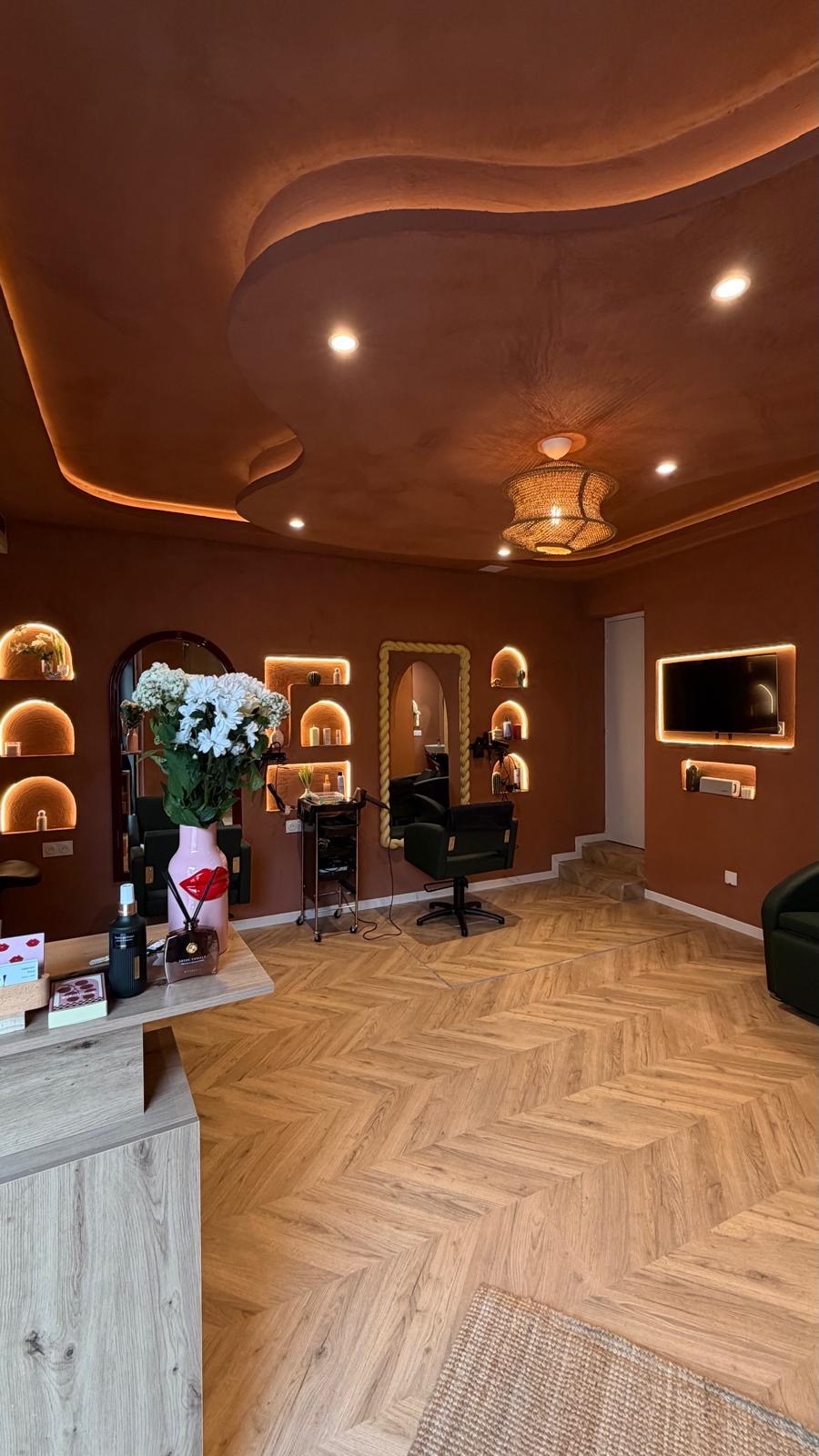 Arches et niches lumineuses du salon Bisou Volé, miroir à la corde dorée